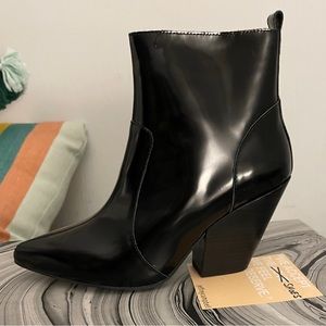Jeffrey Campbell patent leather bootie in black leather w/stacked heel US 9 New!